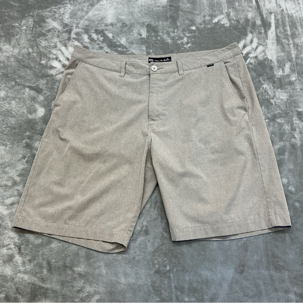 Travis Mathew Shorts Mens 38 beige Golf Performance Stretch Chino FlatFront Tech